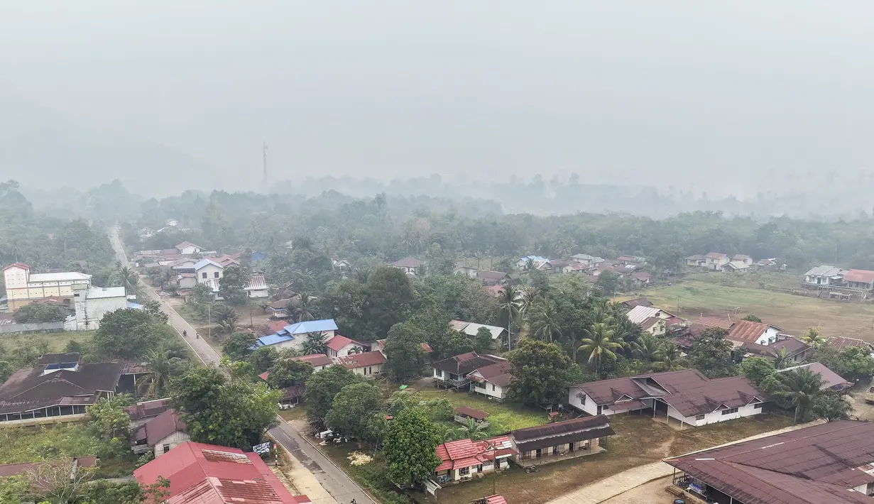 Gambar udara ini memperlihatkan kabut asap akibat kebakaran hutan yang menyelimuti Desa Lanjak di Kapuas Hulu, Kalimantan Barat, Jumat, 4 September 2026. (AFP/ Bay Ismoyo)