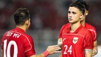 Pemain Timnas Indonesia, Eliano Reijnders (kanan) dan Egy Maulana Vikri (kiri), dalam laga FIFA Matchday melawan Chinese Taipei di Stadion Gelora Bung Tomo (GBT), Surabaya, Jumat (06/07/2025). (Bola.com/Abdul Aziz)
