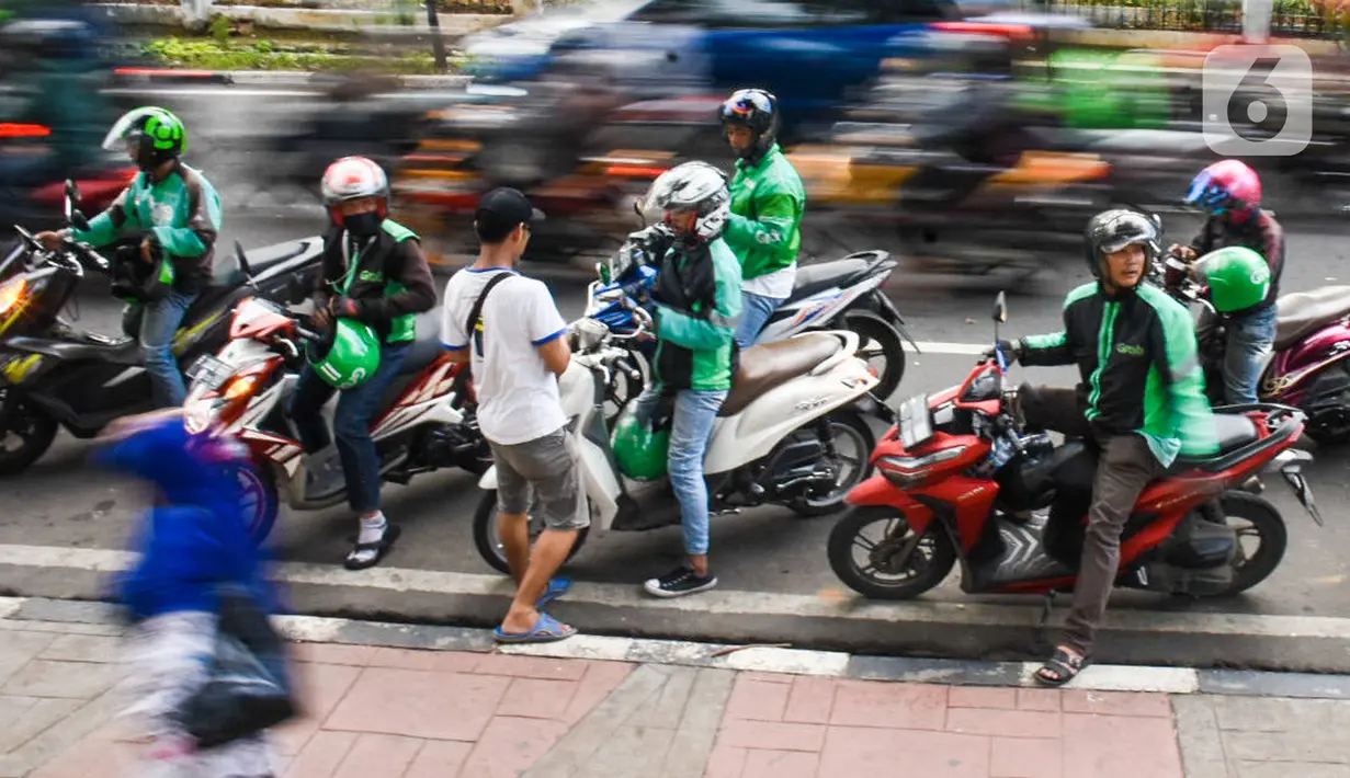 Ojek online menunggu dan menurunkan penumpang di Jakarta, Kamis (20/2/2020). Rencananya, tarif batas bawah ojek online yang kini Rp 2.000 per kilometer akan naik menjadi Rp 2.500. (Liputan6.com/Angga Yuniar)