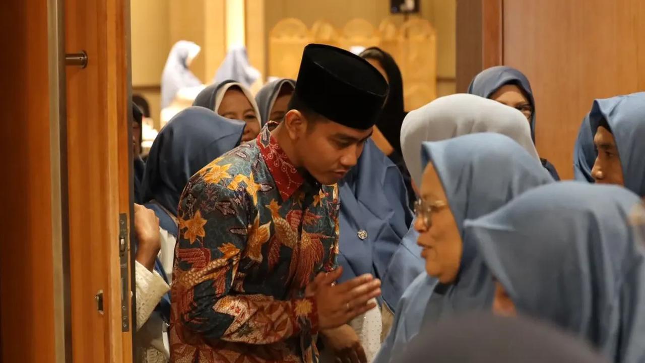 Cawapres Gibran Rakabuming Raka mengajak Ibu Nyai untuk meningkatkan kualitas Sumber Daya Manusia (SDM) di Pondok Pesantren.
