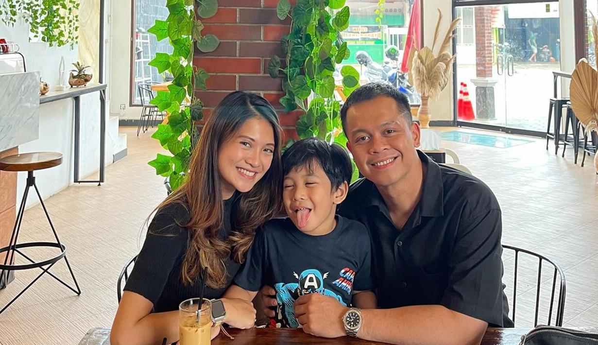 Menjalin hubungan dengan Vinessa Inez, Rio Alief akui sudah sangat menyayangi Zio. Melalui laman Instagramnya, terlihat foto-foto kedekatan Zio dan Rio Alief yang sudah seperti ayah kandung. Selain kebersamaan ketiganya yang curi perhatian, netizen juga salah fokus dengan paras Vinessa Inez yang disebut mirip dengan mendiang Clerence Chyntia Audry. (Liputan6.com/IG/@vinessainez)