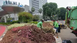 Beberapa tanaman juga rusak di sekitar Plaza Indonesia dan dekat Posko 3 Pilar. (merdeka.com/Arie Basuki)