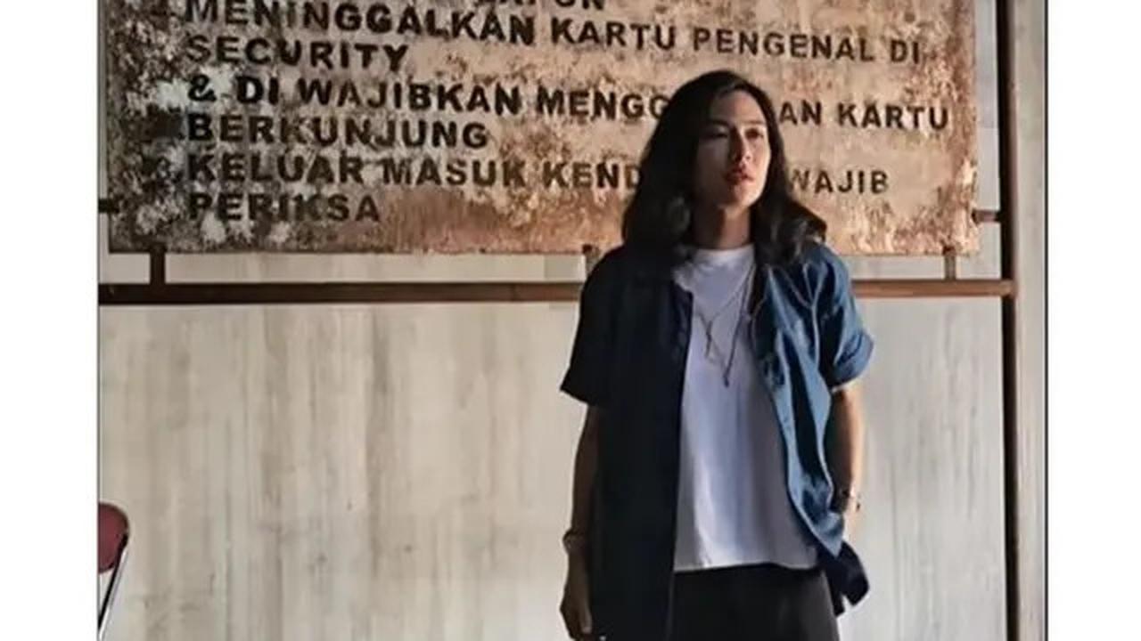 6 Potret Dian Sastrowardoyo Jadi Produser Eksekutif Film Monster Pabrik Rambut