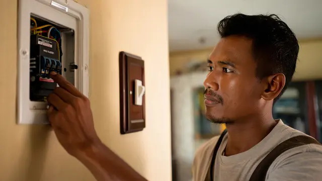 Mematikan sumber listrik (Foto: Reve Art AI)