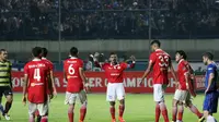 Bambang Pamungkas  dan para pemain Persija berkumpul usai menahan imbang Persib Bandung pada laga Torabika SC 2016 di Stadion GBLA, Bandung, Sabtu (16/7/2016). (Bola.com/Nicklas Hanoatubun)