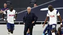 Pelatih Tottenham Hotspur, Jose Mourinho, tampak kecewa usai ditaklukkan Everton pada laga Premier League di Stadion Tottenham Hotspur, Senin (14/9/2020). Everton menang dengan skor 1-0. (Alex Pantling/Pool via AP)