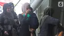 Tangis keluarga korban pesawat Lion Air JT 610 saat menaiki kapal KRI Semarang 594 di Dermaga JICT 2 Tanjung Priok, Jakarta, Selasa (29/10/2019). Mengenang setahun jatuhnya pesawat rute Jakarta-Pangkal Pinang itu, mereka melakukan tabur bunga di perairan Karawang. (Liputan6.com/Herman Zakharia)