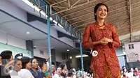 Senyum manis narapidana saat mengikuti lomba kebaya fashion show di Rutan Pondok Bambu, Jakarta Timur, Kamis (21/4). Lomba diadakan dalam rangka memperingati Hari Kartini. (Liputan6.com/Immanuel Antonius)