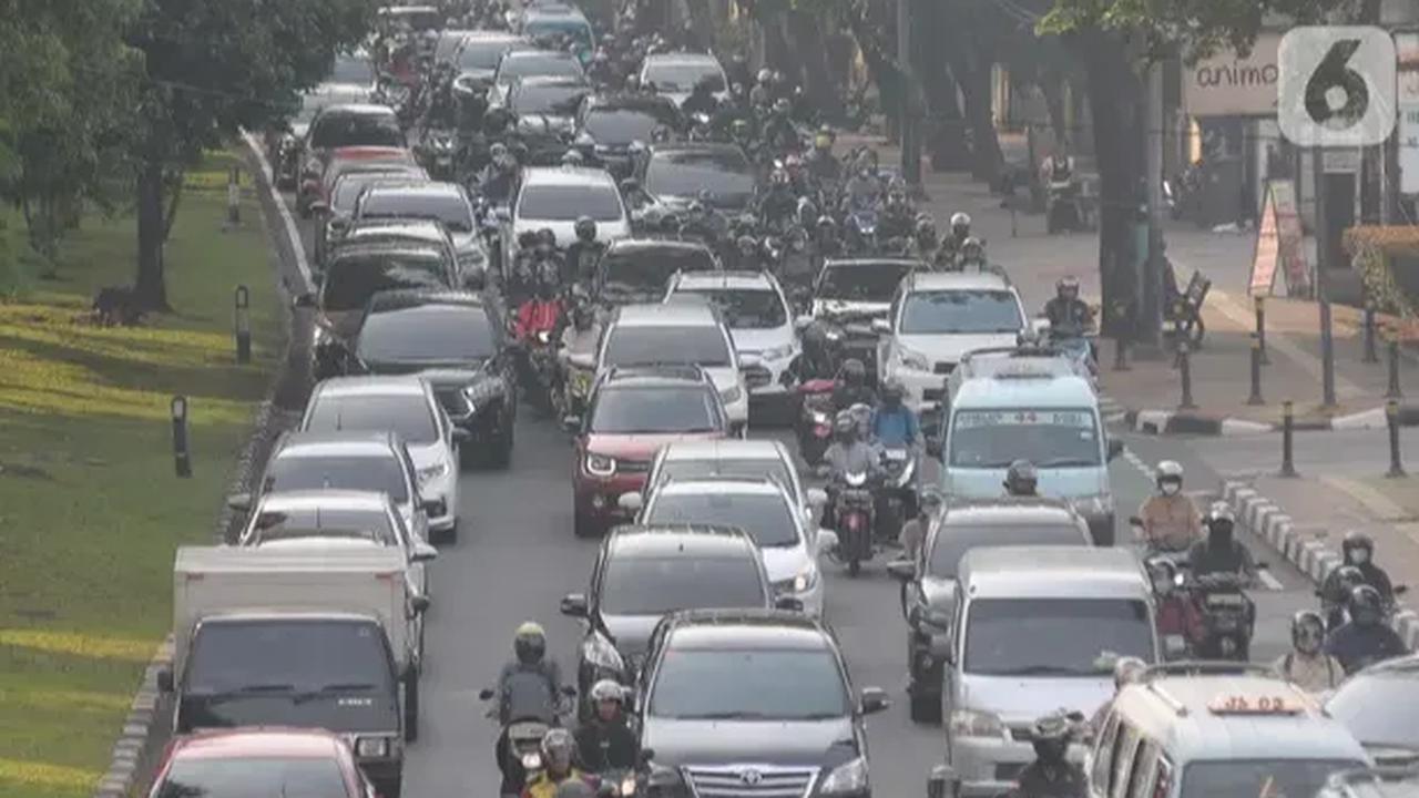 Selain itu, cetakan pelat dinas TNI yang terpasang pada mobil melawan arah itu tidak seperti yang dikeluarkan Satuan Pemeliharaan Peralatan (Satharpal).