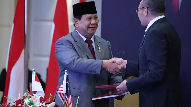 Menteri Pertahanan RI (Menhan RI) Prabowo Subianto dan Menteri Kanan Pertahanan Malaysia Dato Seri Hishamuddin Bin Tun Hussein pada Sidang ke-42 General Border Committee Malaysia-Indonesia (Kemenhan RI)