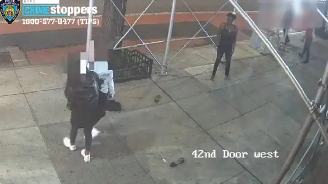 Wanita keturunan Asia diserang dengan palu di New York.