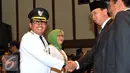 Gubernur DKI Jakarta Basuki T Purnama  memberikan selamat kepada Walikota Jakarta Selatan Tri Kurniadi (kiri) usai pelantikan di balai kota, Jakarta, Kamis (13/8/2015). Tri menggantikan Syamsuddin Noor yang dipecat. (Liputan6.com/Herman Zakharia)