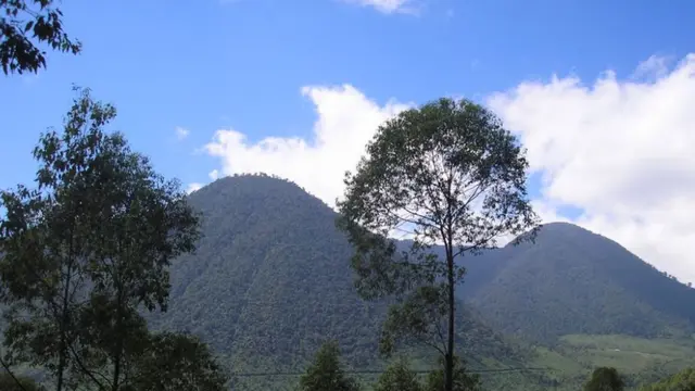 Pemandangan Gunung sekitar Poco Ngandonalu di NTT. (Dok: Gunung Bagging https://www.gunungbagging.com/poco-ngandonalu/)</p>