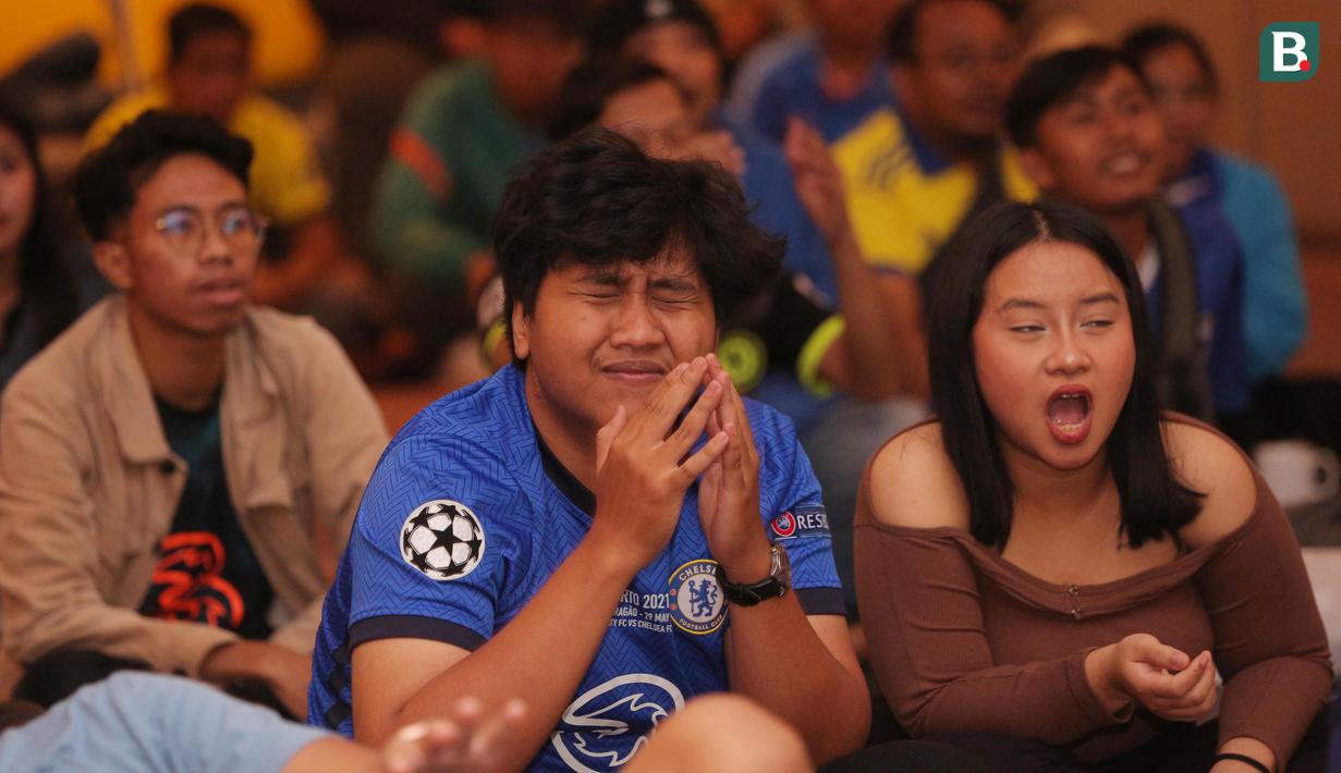 Eksepresi kecewa dua anggota komunitas suporter Chelsea CISC Regional Jakarta saat menyaksikan tim kesayangannya gagal memanfaatkan peluang pada pertandingan Premier League 2023/2024 antara Chelsea melawan Fulham dalam acara Roaring Night di Hotel Ibis Styles, Tanah Abang, Jakarta Pusat, Sabtu (13/1/2024) malam. (Bola.com/M Iqbal Ichsan)