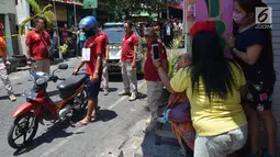 Reka adegan pembunuhan penghuni rehabilitasi sosial Argorejo Sunan Kuning Semarang, Jateng, Selasa (18/9). Menurut pelaku, pembunuhan dilakukan karena korban meminta tarif kencan Rp 200 ribu, sedangkan ia hanya membawa Rp 100 ribu. (Liputan6.com/Gholib)