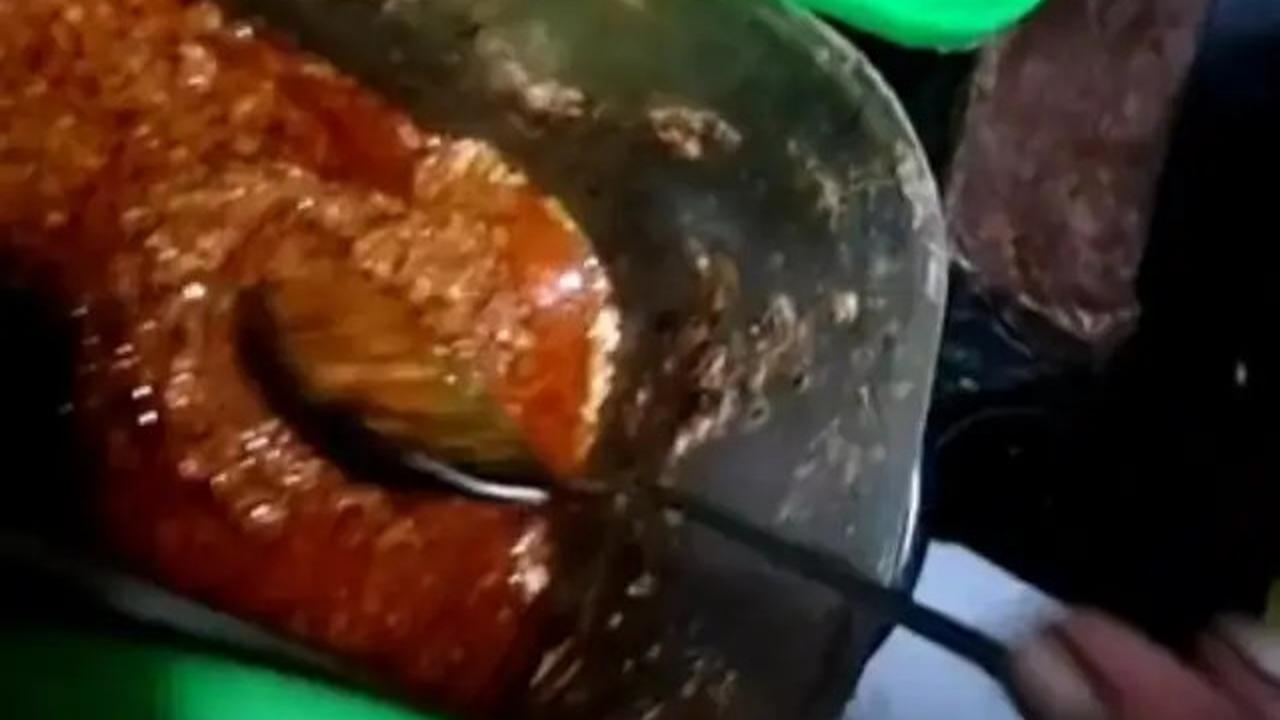 Video Viral Tempat Makan Diduga Cuci Piring Pakai Air Penuh Sampah