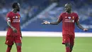 Striker Liverpool, Sadio Mane, berbincang dengan Naby Keita saat melawan Everton pada laga Premier League di Stadion Goodison Park, Minggu (21/6/2020). Laga Derbi Merseyside edisi ke-236 itu berakhir 0-0. (AP/Peter Powell)