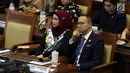 Anggota DPR Desy Ratnasari (kiri) saat mengikuti Rapat Paripurna ke-2 di Kompleks Parlemen, Jakarta, Selasa (1/10/2019). Desy Ratnasari kembali terpilih sebagai anggota DPR melalui Dapil Jawa Barat IV. (Liputan6.com/JohanTallo)