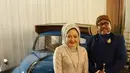 Momen lain memperlihatkan Dewi tampil dengan kebaya panjang dan hijab warna senada. [@dewiranokarno].