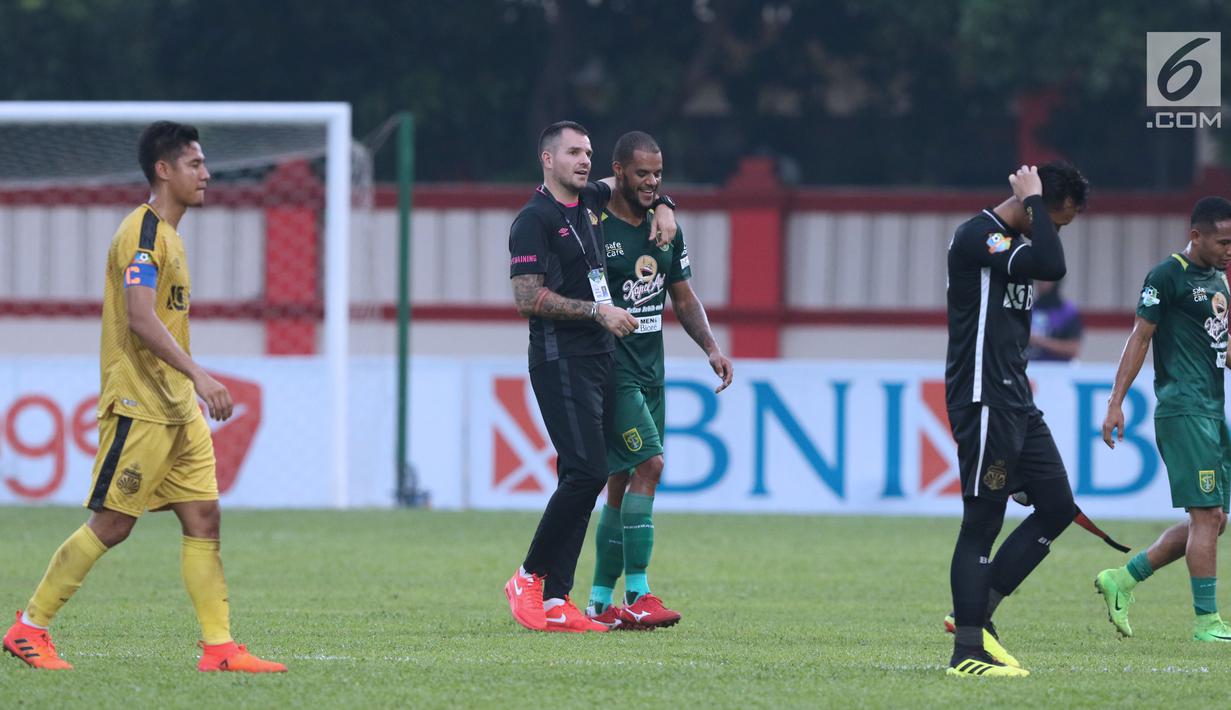 Pelatih Bhayangkara FC, Simon Mc Menemy (kedua kiri) berbincang dengan pemain Persebaya, David Aparecido Da Silva usai lanjutan Go-Jek Liga 1 Indonesia bersama Bukalapak di Lapangan PTIK, Jakarta, Rabu (11/7). (Liputan6.com/Helmi Fthriansyah)