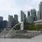 Para wisatawan mengunjungi Taman Merlion di Singapura pada 6 Maret 2020. Tempat-tempat wisata utama di Singapura sepi dari turis di tengah epidemi virus corona COVID-19. (Xinhua/Then Chih Wey)