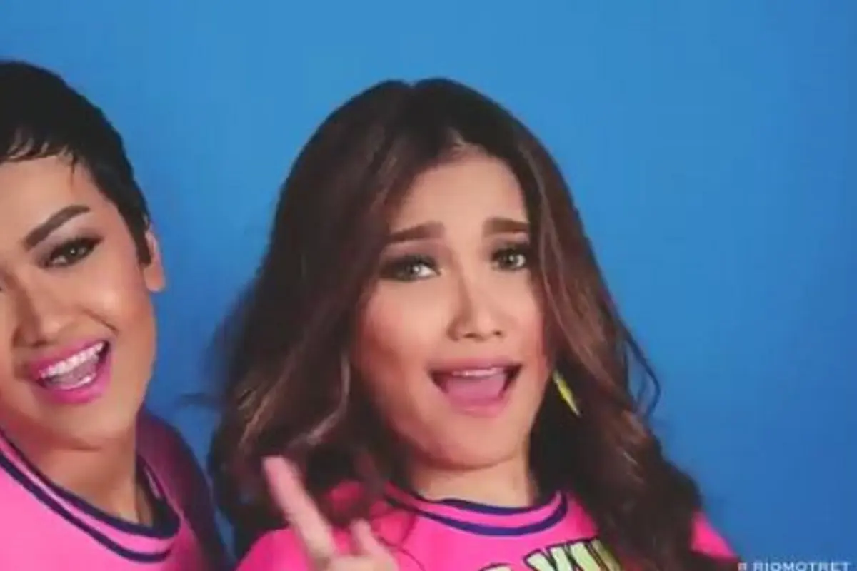 [Bintang] Ayu Ting Ting dan Julia Perez