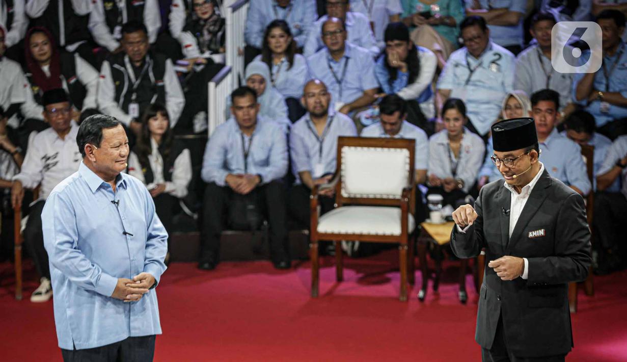 Prabowo Subianto (kiri) dan Anies Baswedan saat debat perdana Pilpres 2024 di halaman Gedung Komisi Pemilihan Umum (KPU), Selasa (12/12/2023). (Liputan6.com/Faizal Fanani)