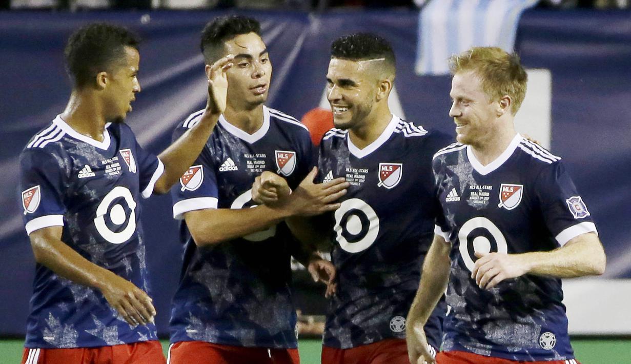 Pemain MLS All-Star merayakan gol yang dicetak oleh Dom Dwyer ke gawang  Real Madrid pada laga persahabatan di Soldier Field, Chicago, Kamis (3/8/2017). Real Madrid menang 4-2 atas MLS All-Star melalui adu penalti. (AP/Nam Y. Huh)