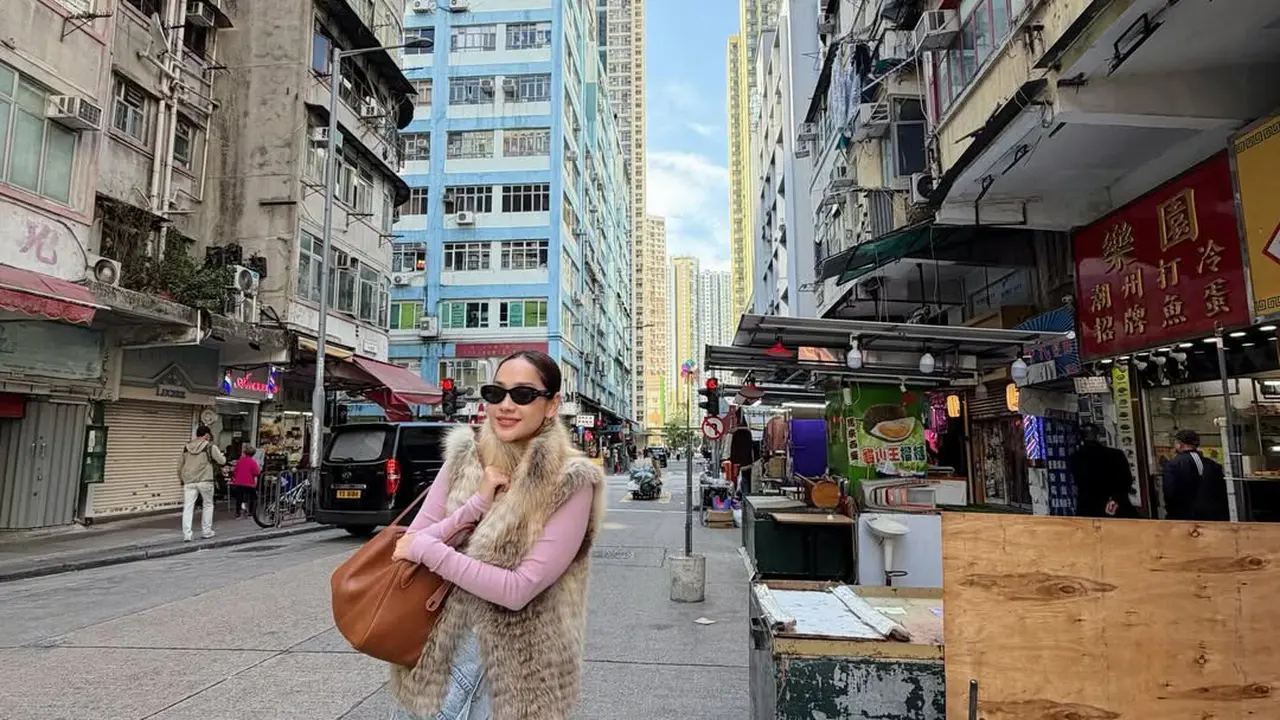 Gaya Unik Bunga Citra Lestari di Hong Kong, Rok dari Jaket Denim yang Curi Perhatian