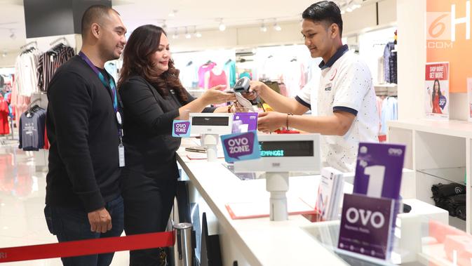 Corporate PR Managee Lippo Malls Indonesia, Nidia N Ichsan dan Sr. Branding Manager  Aji Wicaksono saat menggunakan aplikasi OVO untuk bertransaksi pembayaran digital di Plaza Semanggi, Jakarta, Jumat (8/12). (Liputan6.com/Angga Yuniar)