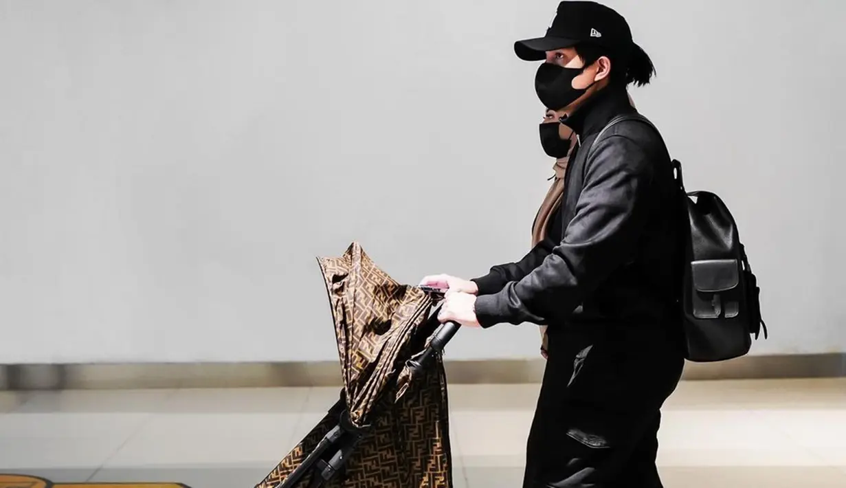 Keluarga ini terlihat begitu kompak dengan mengenakan outfit warna hitam. Ameena terlihat tidur di stroller bayi sambil didorong sang ayah. Bikin gagal fokus, stroller dari brand ternama itu ditaksir berharga fantastis. (Liputan6.com/IG/@attahalilintar)