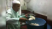 Pembuat bubur harisa di Cirebon (Liputan6.com/ Panji Prayitno)