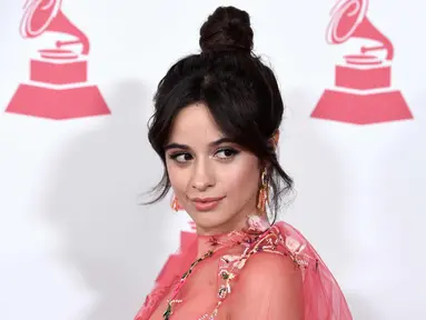 Camila Cabello berpose di karpet merah saat menghadiri Latin Recording Academy Person of the Year Gala 2017 di Mandalay Bay Convention Center di Las Vegas, AS (15/11). (Photo by Chris Pizzello/Invision/AP)