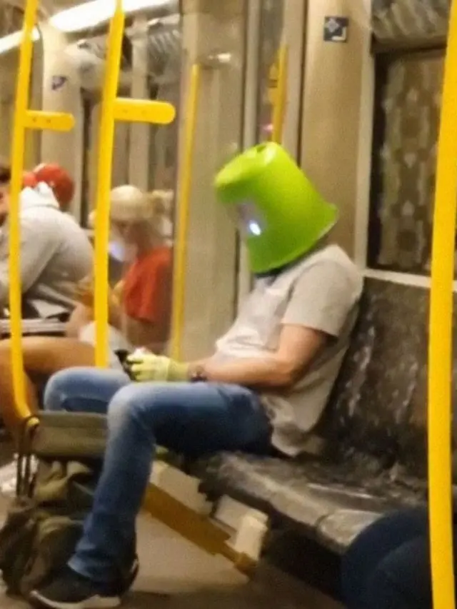 orang pakai masker unik di transportasi umum