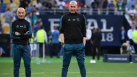 Pelatih fisik Real Madrid, Antonio Pintus (kiri) bersama Zinedine Zidane pada musim 2017/2018. (Franck FIFE / AFP)