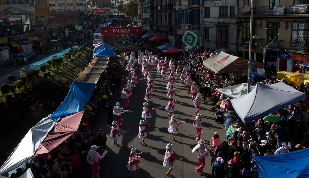 Penampilan penari dari Kullaguada saat parade tahunan untuk menghormati "El Senor del Gran Poder" atau "The Lord of Great Power" di La Paz, Bolivia (10/6). Parade ini digelar untuk menunjukkan pengabdian mereka kepada para dewa. (AP Photo / Juan Karita)