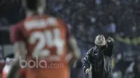 Ekspresi Ricky Nelson pelatih Pusamania Borneo FC pada semifinal leg kedua Piala Presiden 2017 antara Persib Bandung vs Pusamania Borneo FC di Stadion Si Jalak Harupat, Soreang Jawa Barat, Minggu (5/3/2017). (Bola.com/Peksi Cahyo)