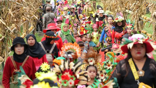 Fashion show dari tanaman, sayuran dan buah dari karnaval holtikultura. (Istimewa)