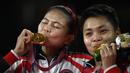 Ganda putri Greysia Polii/Apriyani Rahayu merebut medali emas pertama Indonesia di Olimpiade Tokyo 2020. (AFP/Alexander Nemenov)