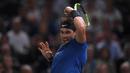 Petenis Spanyol, Rafael Nadal melakukan pukulan ke arah petenis Korea Selatan, Hyeon Chung pada babak kedua Paris Masters di Paris, Rabu (1/11). Nadal mengalahkan Chung 7-5, 6-3 dalam satu jam dan 48 menit. (CHRISTOPHE ARCHAMBAULT / AFP)
