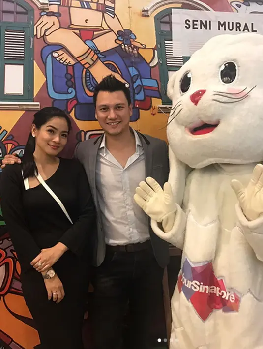 Titi Kamal dan Christian Sugiono keduanya memiliki hobi yang sama yaitu liburan. Bahkan sejak masih pacaran. Menurut perempuan yang biasa disapa Tikam, liburan itu semacam refreshment. (Instagram/titi_kamall)