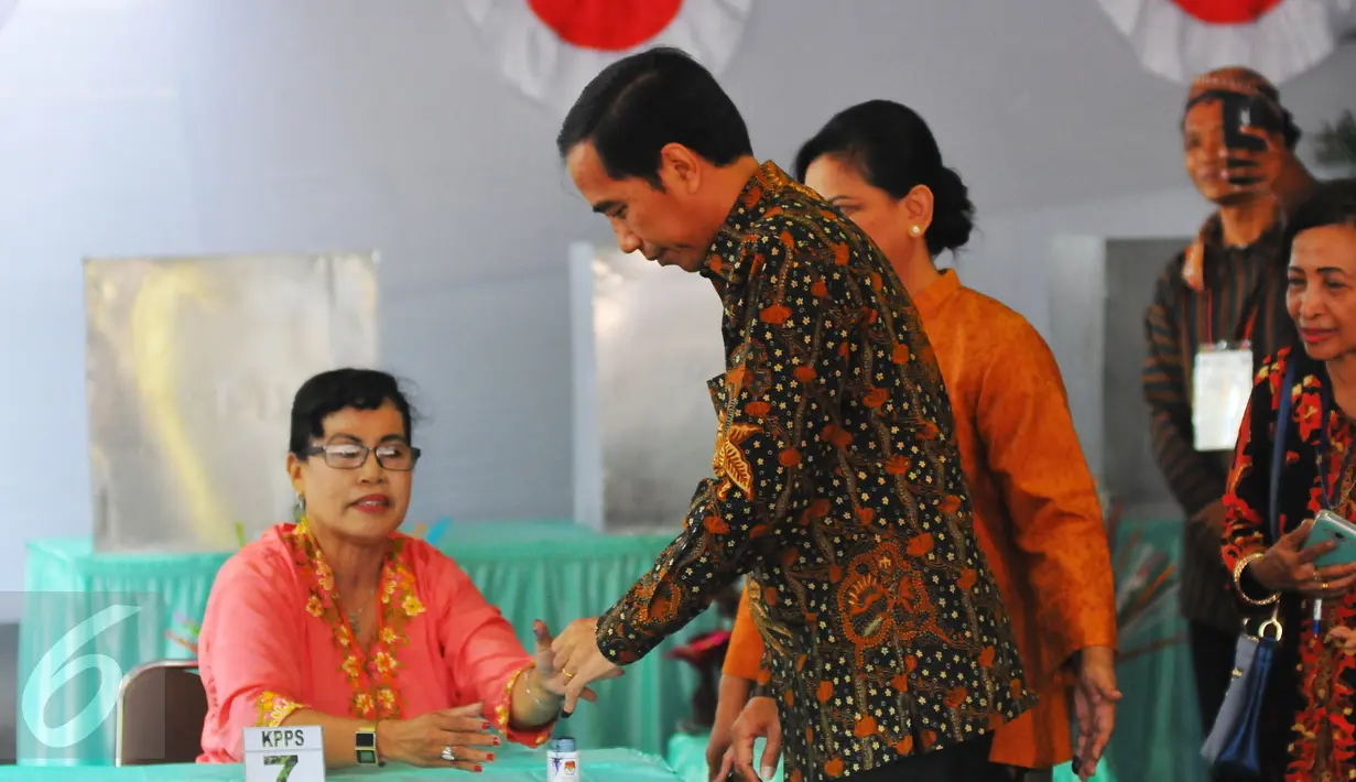Presiden Joko Widodo memasukan tangan ke tinta usai mencoblos pada Pilkada DKI 2017 di TPS IV, Jakarta, Rabu (15/2). Jokowi menggunakan hak suara untuk pemilihan Gubernur DKI Jakarta. (Liputan6.com/Angga Yuniar)