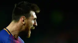 Penyerang Barcelona, Lionel Messi bereaksi setelah mencetak gol ke gawang Olympiakos dalam fase grup Liga Champions di Camp Nou Stadium, Kamis (19/10). Barca menang 3-1 pada laga yang diwarnai kartu merah terhadap Gerard Pique.  (AP/Manu Fernandez)