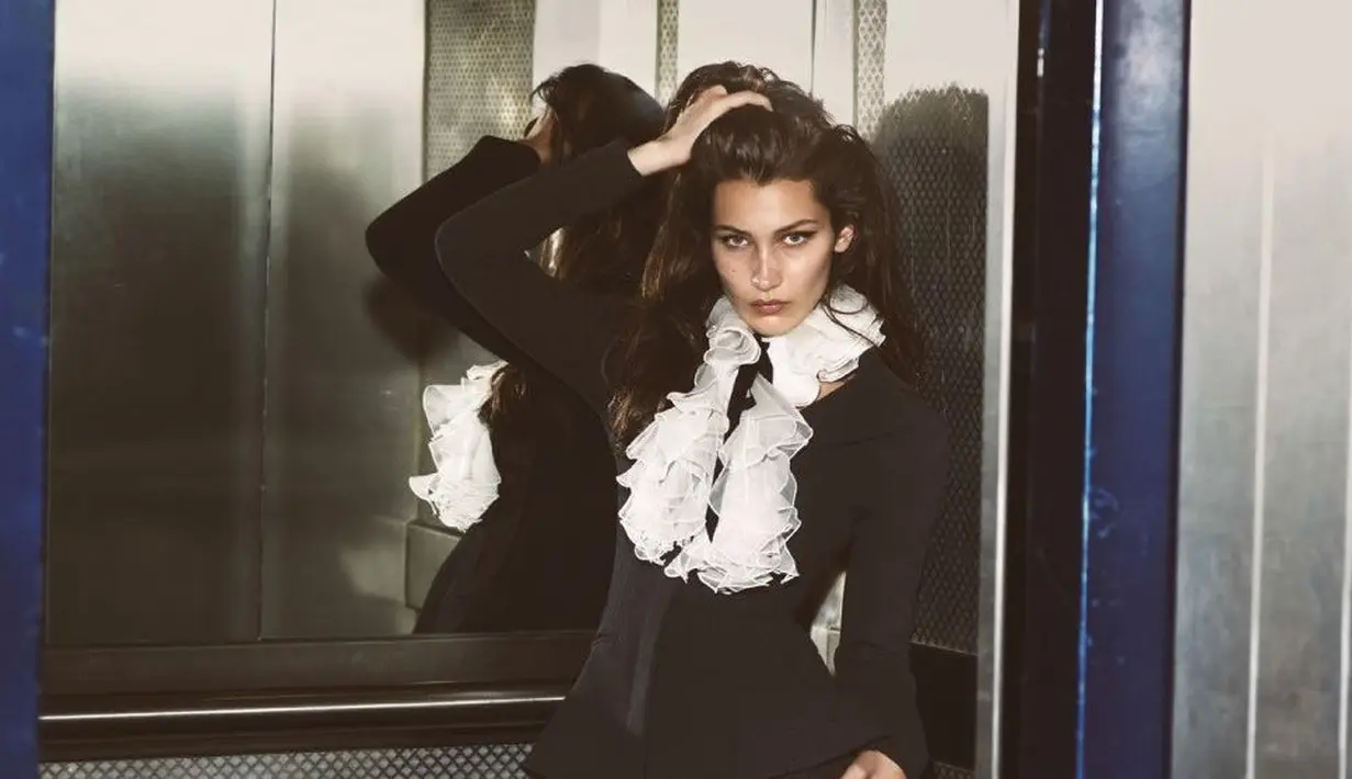 Foto tersebut diambil oleh fotografer handal, Mert Alas dan Marcus Piggot. Bella memamerkan lekuk tubuhnya bak gitar spanyol ini sungguh menuai pujian dari netizen. (Vogue/Bintang.com)