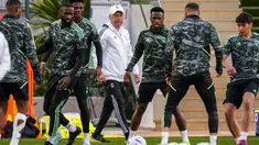 Pelatih Real Madrid Carlo Ancelotti memantau sesi latihan di Complexe Mohammed VI Football di Rabat, Maroko, Jumat (10/2/2023).  Real Madrid akan menghadapi Al Hilal di Prince Moulay Abdellah Stadium pada final Piala Dunia Antarklub, Minggu (12/2) jam 02:00 WIB. (AP Photo/Manu Fernandez)