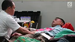 Driver GO-JEK mengikuti kegiatan donor darah yang digelar di Kantor operasional GO-JEK, Jakarta, Senin (14/8). Kegiatan donor darah ini digelar dalam rangka Hari Kemerdekaan Republik Indonesia ke 72. (Liputan6.com/Pool)