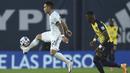 Striker Argentina, Lautaro Martinez, mengontrol bola saat menghadapi Ekuador pada laga kualifikasi Piala Dunia 2022 di Stadion Bombonera, Jumat (9/10/2020) pagi WIB. Argentina menang 1-0 atas Ekuador. (AFP/Marcelo Endelli/pool)