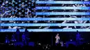 Suasana panggung Katy Perry saat tampil di hadapan pendukung calon presiden dari Partai Demokrat, Hillary Clinton dalam kegiatan kampanye di Philadelphia, Pennsylvania, AS (5/11). (Reuters/Lucas Jackson)
