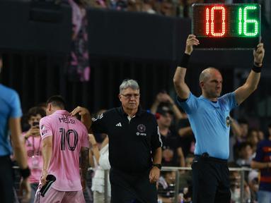 Pemain Inter Miami, Lionel Messi (tengah kiri) berjalan meninggalkan lapangan saat pergantian pemain pada laga lanjutan Liga Amerika Serikat (MLS) melawan Toronto FC di DRV PNK Stadium, Florida, Amerika, Kamis (21/09/2023) dini hari WIB. Messi tercatat hanya bermain selama 37 menit. (AFP/Getty Images/Joe Raedle)