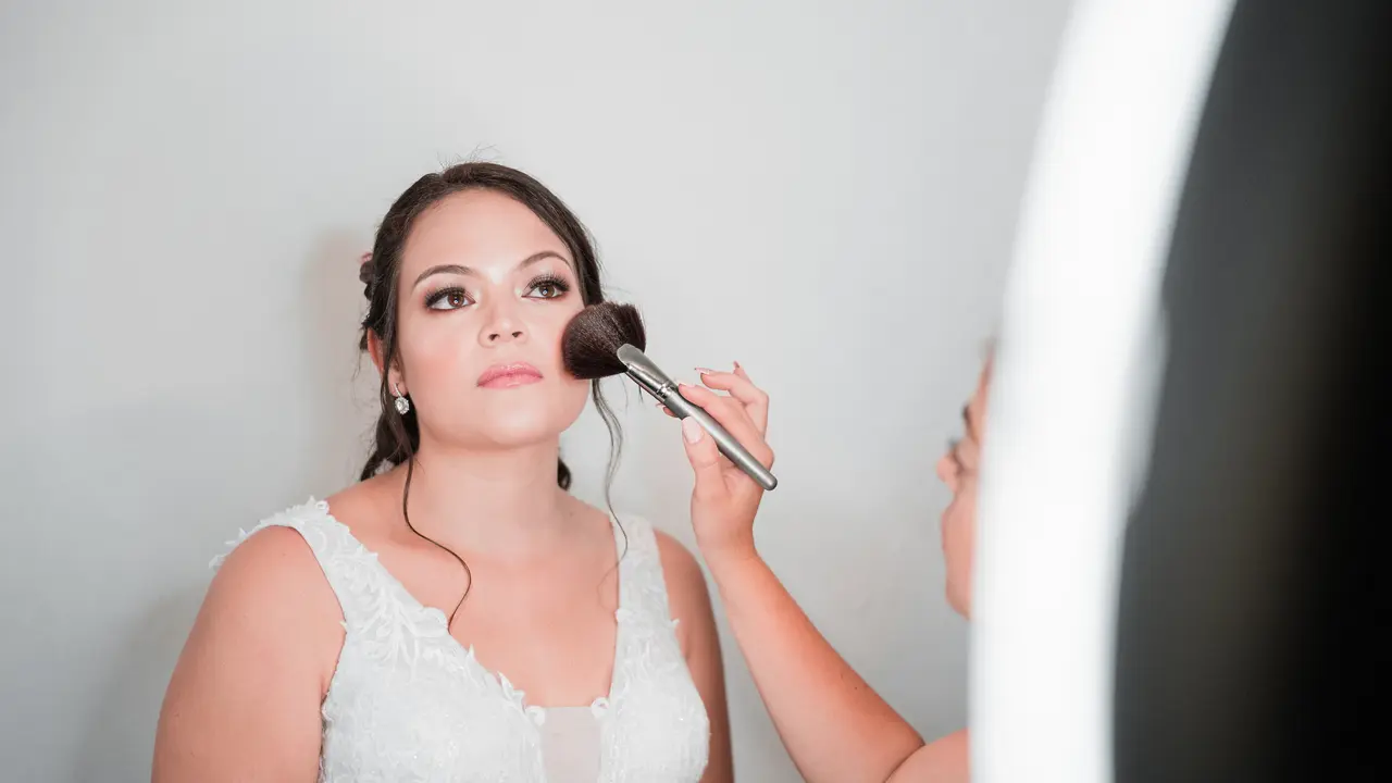 6 Trik Makeup MUA Hollywood untuk Samarkan Mata Lelah